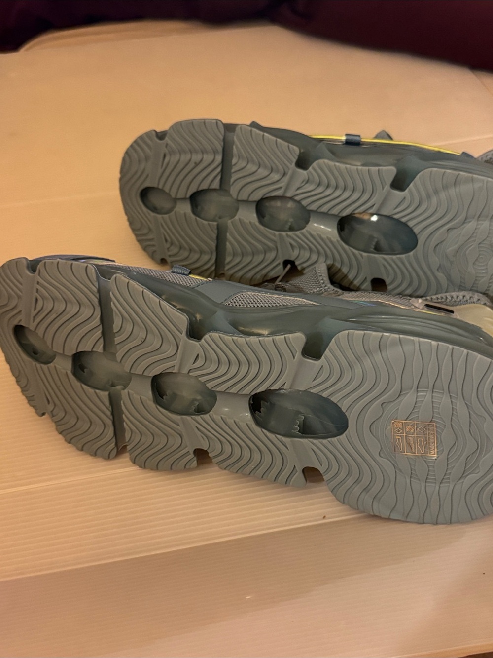 Men's Athletic Sneakers - Picture 5 of 6